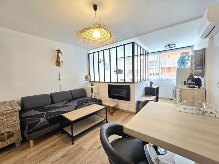 TRÈS BEAU STUDIO RÉNOVÉ AU CŒUR DU LAVANDOU — photo 1