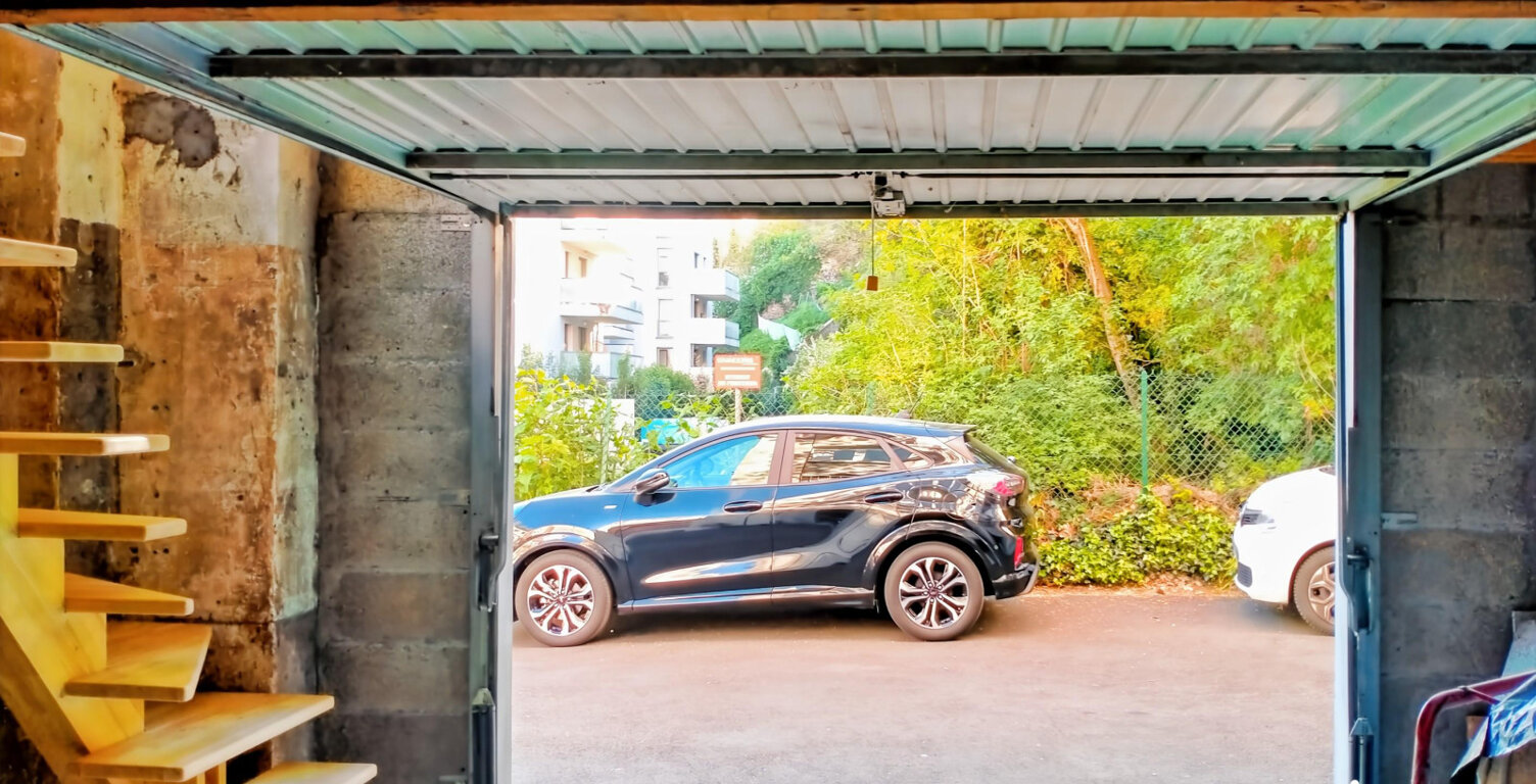 Garage avec espace stockage en mezzanine — photo 1