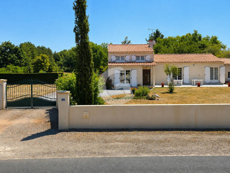 À VENDRE- MAISON FAMILIALE 5 CHAMBRES- 141M² À POIROUX AVEC ÉTANG SUR 12 000M² DE TERRAIN ENVIRON — photo 1