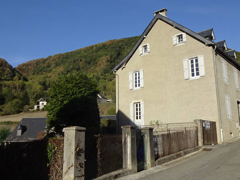 MAISON ANCIENNE RENOVEE AVEC VUE IMPRENABLE SUR LES MONTAGNES / ANCIZAN — photo 1