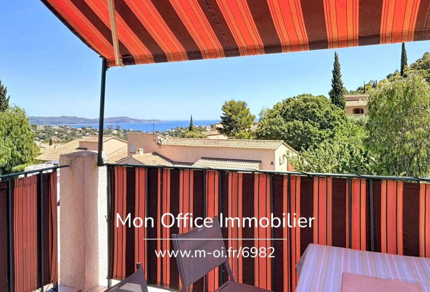 Référence : 6982-LES - MAZET DUPLEX VUE MER & COLLINES AVEC TERRASSE & PARKING À CAVALAIRE SUR MER — photo 1