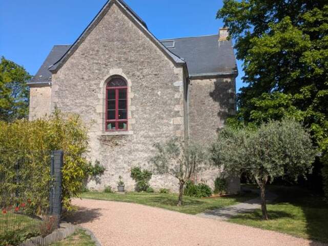 CHAVAGNES EN PAILLERS (85250) - LIEU D'EXCEPTION - ANCIENNE CHAPELLE RENOVEE 6 CHAMBRES SUR 900M² CLOS — photo du bien