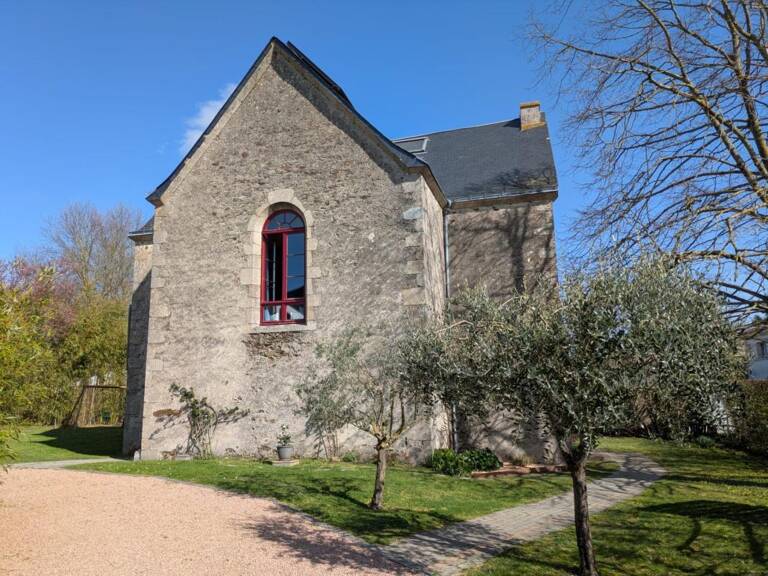 CHAVAGNES EN PAILLERS (85250) - LIEU D'EXCEPTION - ANCIENNE CHAPELLE RENOVEE 6 CHAMBRES SUR 900M² CLOS — photo 1