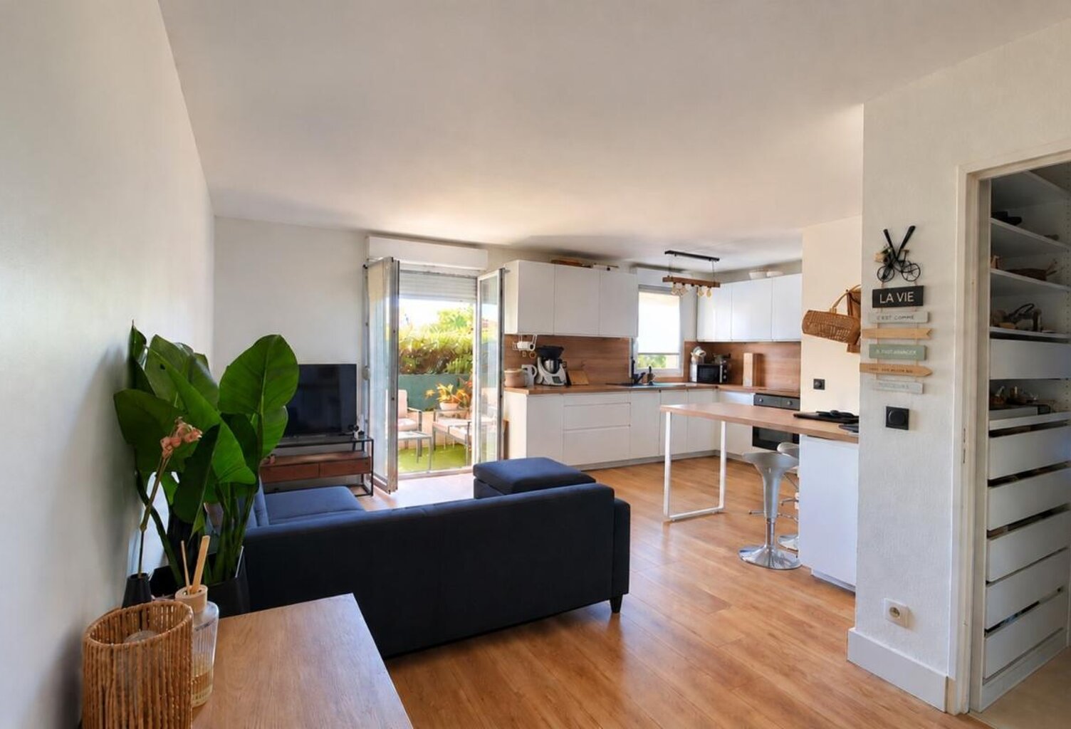 BEL APPARTEMENT T2 RENOVE AVEC TERRASSE — photo 1