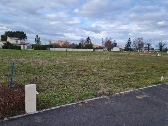 Terrain à bâtir à Pisany (17600) — photo du bien