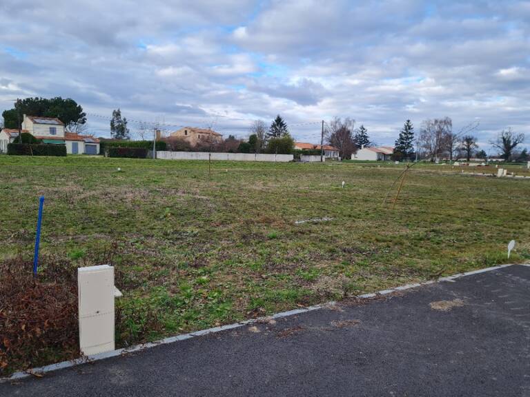 Terrain à bâtir à Pisany (17600) — photo 1