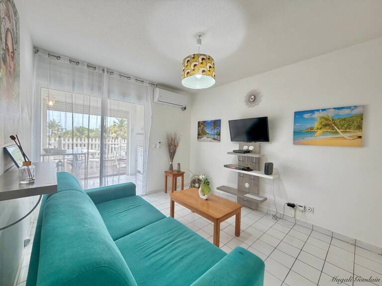 EN EXCLUSIVITE - A VENDRE STUDIO RÉNOVÉ AVEC TERRASSE, PARKING PRIVÉ ET PLAGES À PIED - LE MOULE — photo 1