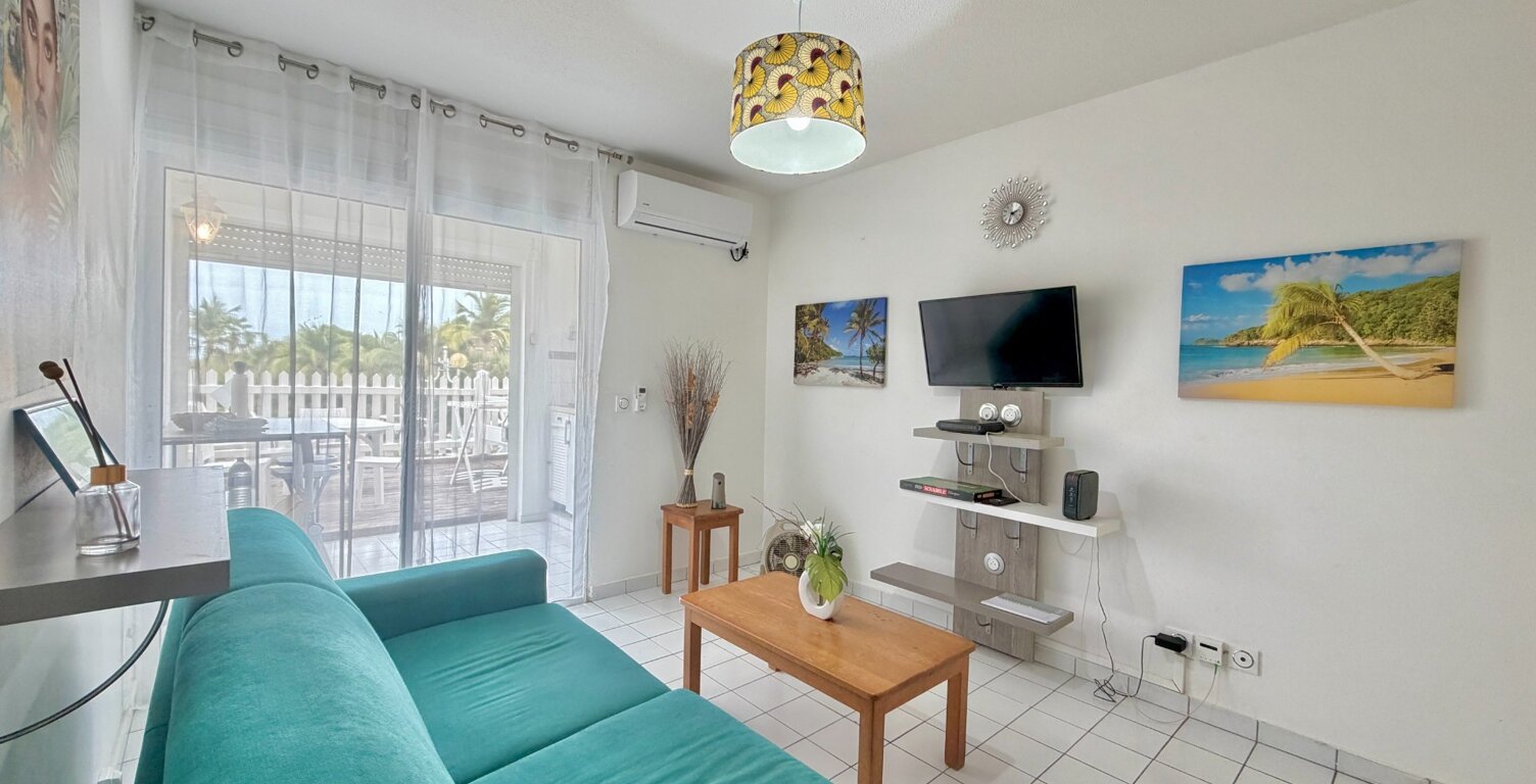 EN EXCLUSIVITE - A VENDRE STUDIO RÉNOVÉ AVEC TERRASSE, PARKING PRIVÉ ET PLAGES À PIED - LE MOULE — photo 1