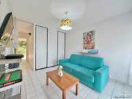 EN EXCLUSIVITE - A VENDRE STUDIO RÉNOVÉ AVEC TERRASSE, PARKING PRIVÉ ET PLAGES À PIED - LE MOULE — photo 2