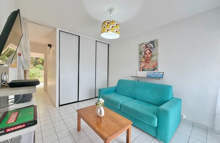 EN EXCLUSIVITE - A VENDRE STUDIO RÉNOVÉ AVEC TERRASSE, PARKING PRIVÉ ET PLAGES À PIED - LE MOULE — photo 2