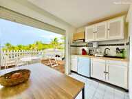 EN EXCLUSIVITE - A VENDRE STUDIO RÉNOVÉ AVEC TERRASSE, PARKING PRIVÉ ET PLAGES À PIED - LE MOULE — photo 3