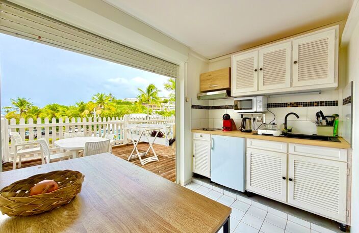 EN EXCLUSIVITE - A VENDRE STUDIO RÉNOVÉ AVEC TERRASSE, PARKING PRIVÉ ET PLAGES À PIED - LE MOULE — photo 3