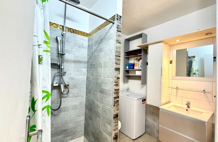 EN EXCLUSIVITE - A VENDRE STUDIO RÉNOVÉ AVEC TERRASSE, PARKING PRIVÉ ET PLAGES À PIED - LE MOULE — photo 4