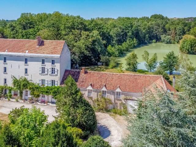 Charmant moulin à 25 min de Tours construit en 1550 sur 9,9ha — photo du bien