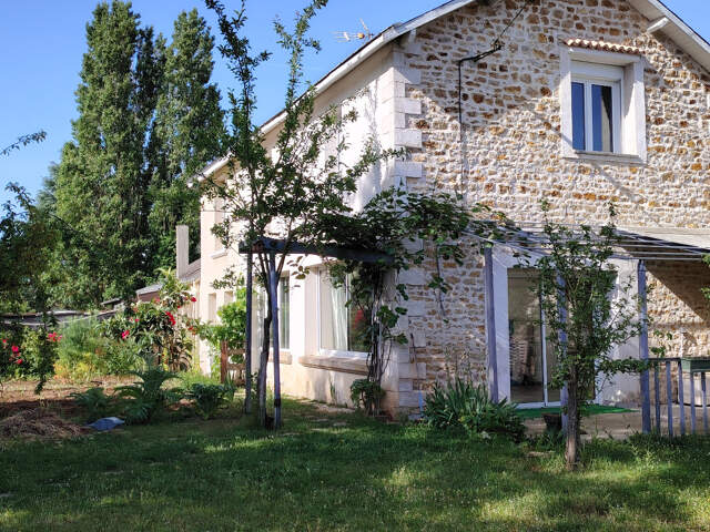 ensemble immobilier de deux maisons SAINTE RADEGONDE (79) — photo du bien