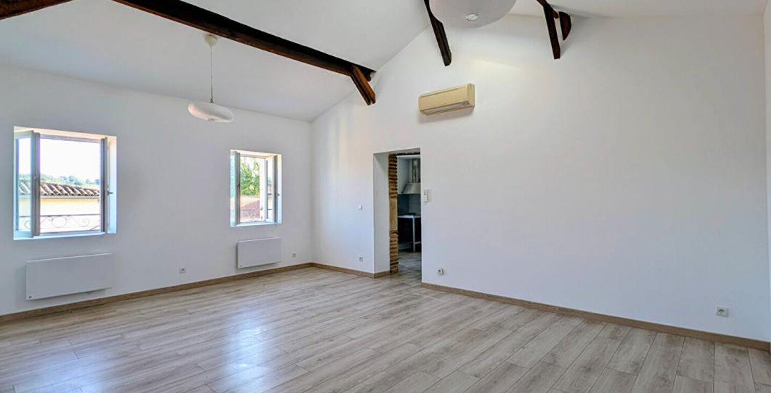 Immeuble Cazeres avec 2 appartements et un local commercial — photo 1