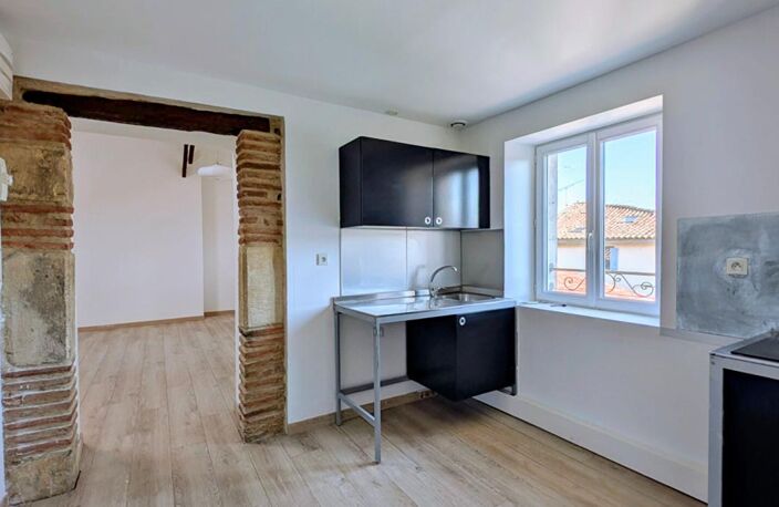 Immeuble Cazeres avec 2 appartements et un local commercial — photo 2