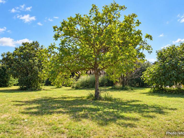 Terrain constructible de 1 387 m² avec piscine à Aubignan — photo 1
