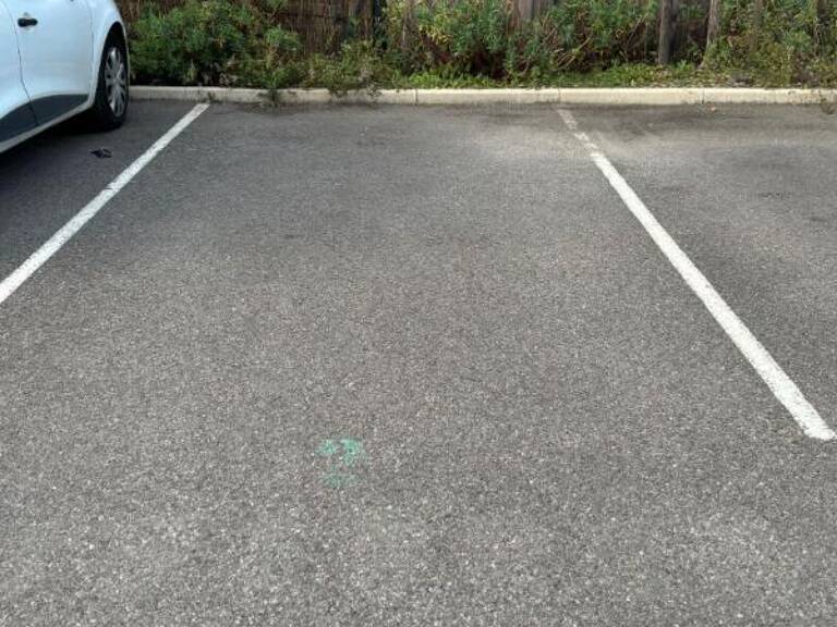 Place  de Parking louer/  Meyzieu — photo 1