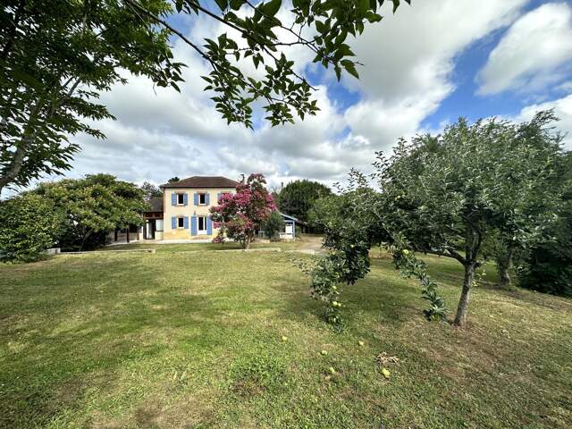 Maison de caractère d'environ 184m² comprenant un gîte indépendant sur un terrain arboré et clos de 3000m². — photo du bien