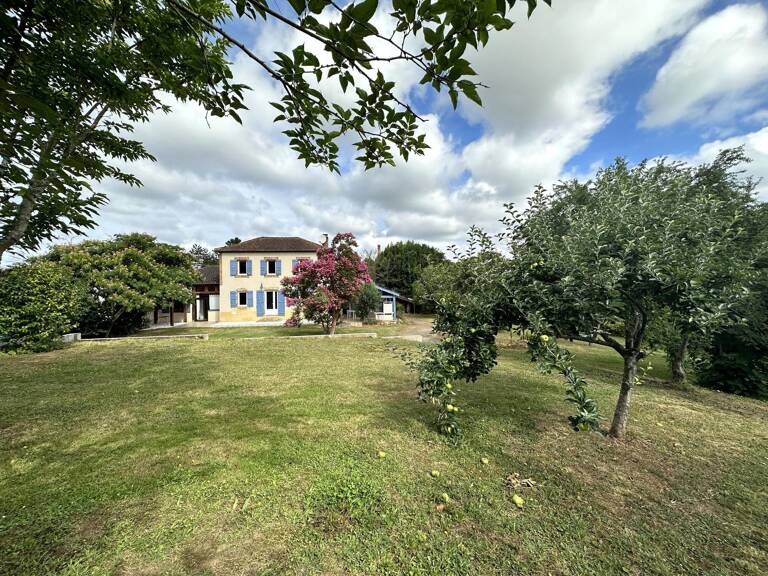 Maison de caractère d'environ 184m² comprenant un gîte indépendant sur un terrain arboré et clos de 3000m². — photo 1