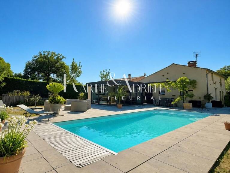 Propriété de caractère avec 4 chambres, garage, préau et piscine. — photo 1