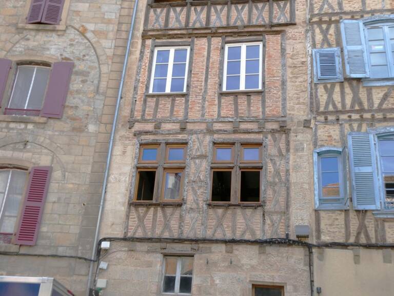 A vendre FIGEAC 46100 appartement 5 pièces 2 chambres avec terrasse. — photo 1