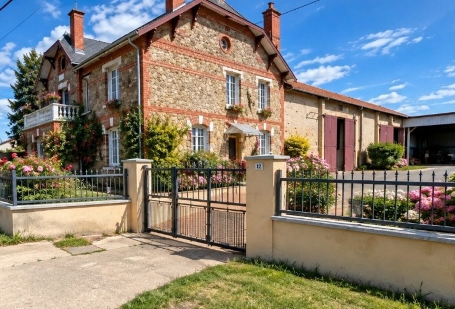 Propriete à vendre 8 pièces à 25 mn de REIMS (51) PROPRIÉTÉ avec MAISON et FERME sur environ 1,2 ha de TERRAIN — photo 1