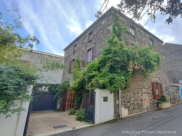 Bâtisse en pierre de 262 m², Cour, jardin cocon, garage & fort potentiel — photo du bien