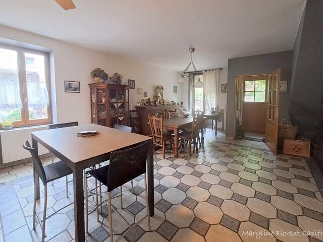 Bâtisse en pierre de 262 m², Cour, jardin cocon, garage & fort potentiel — photo du bien