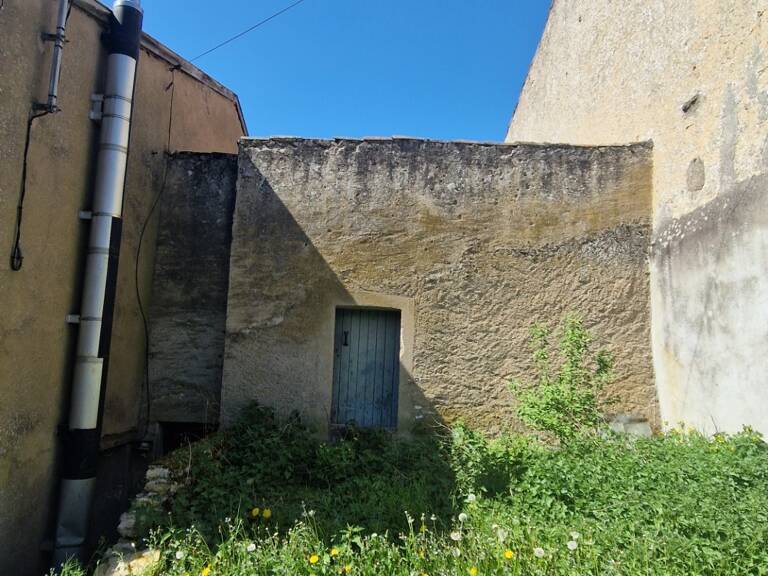 Maison de village F4 à rénover de 90 M2 avec jardin / parking et dépendance — photo 1