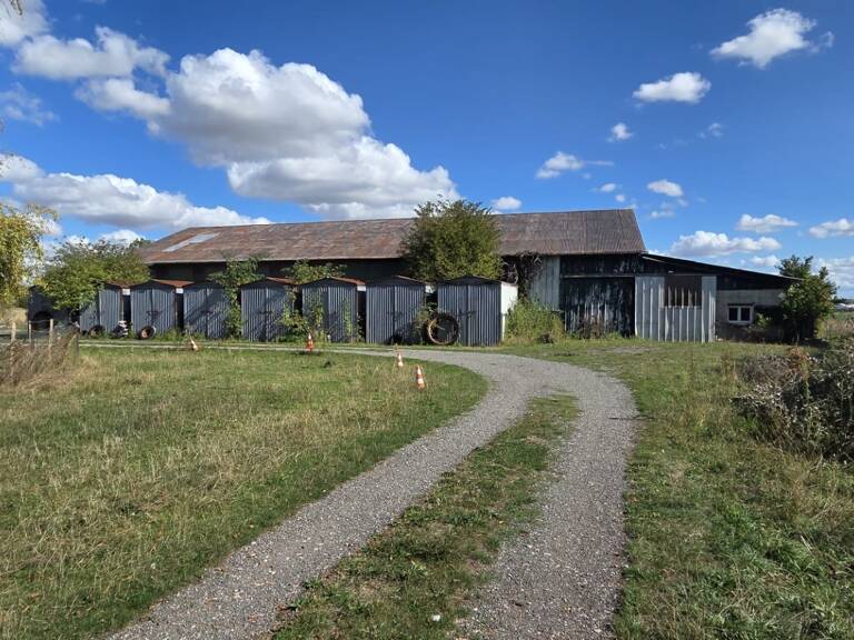 Ancienne ferme, HANGAR AGRICOLE, STOCKAGE, BOXES À CHEVAUX  – ENVIRON 5 000 m² DE TERRAIN — photo 1