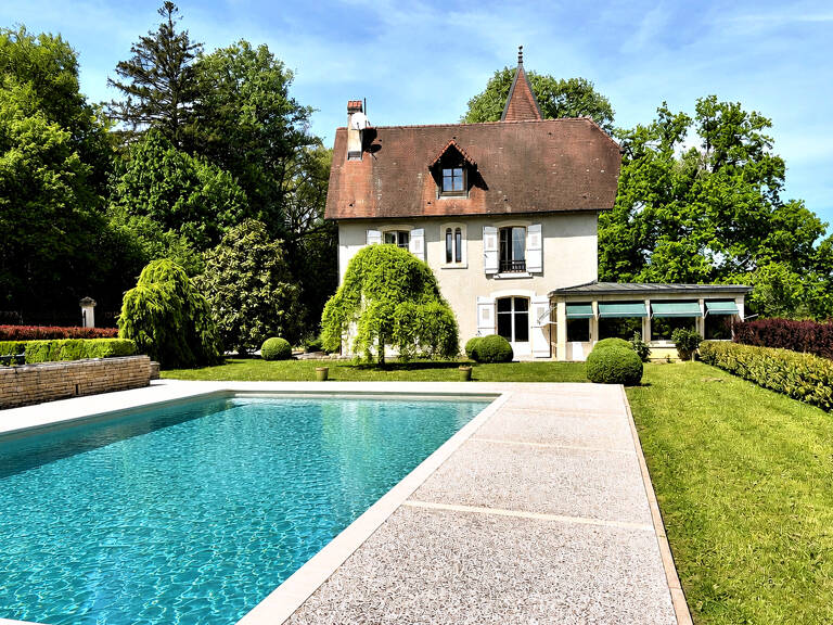Demeure de caractère avec parc paysager et piscine . Geneuille. — photo 1