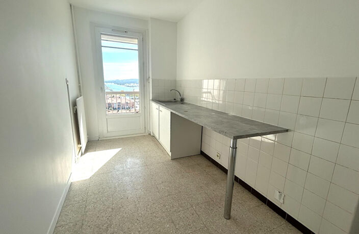 A LOUER - APPARTEMENT T2 VUE MER - Balcon - Port-de-Bouc — photo 5