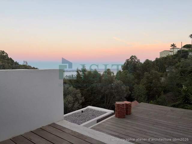 VALLAURIS – SUPER CANNES | Villa d'Architecte d'Exception — Œuvre Unique, Vue Mer & Collines — photo du bien