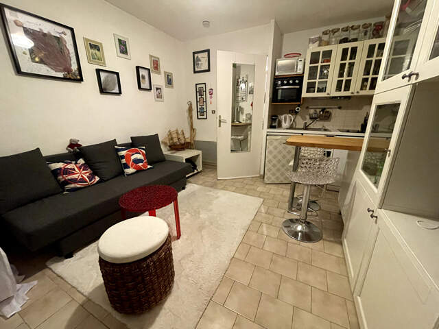 A louer Appartement meublé de  20m2, veranda climatisé, jardinet, 2 places de stationnement, en rez-de-chaussée — photo du bien