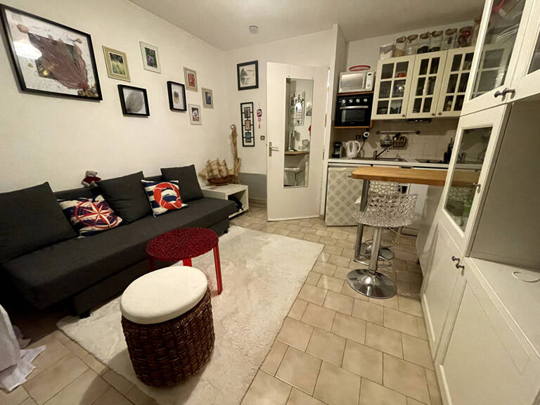 A louer Appartement meublé de  20m2, veranda climatisé, jardinet, 2 places de stationnement, en rez-de-chaussée — photo 1