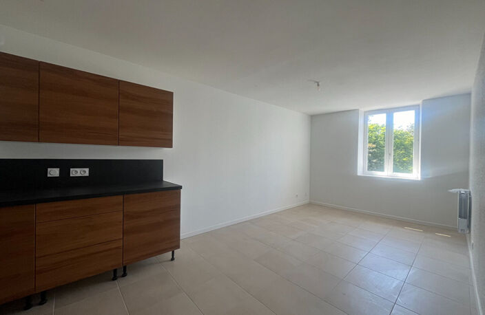 CENTRE LIVRON - Appartement T4 rénové — photo 2