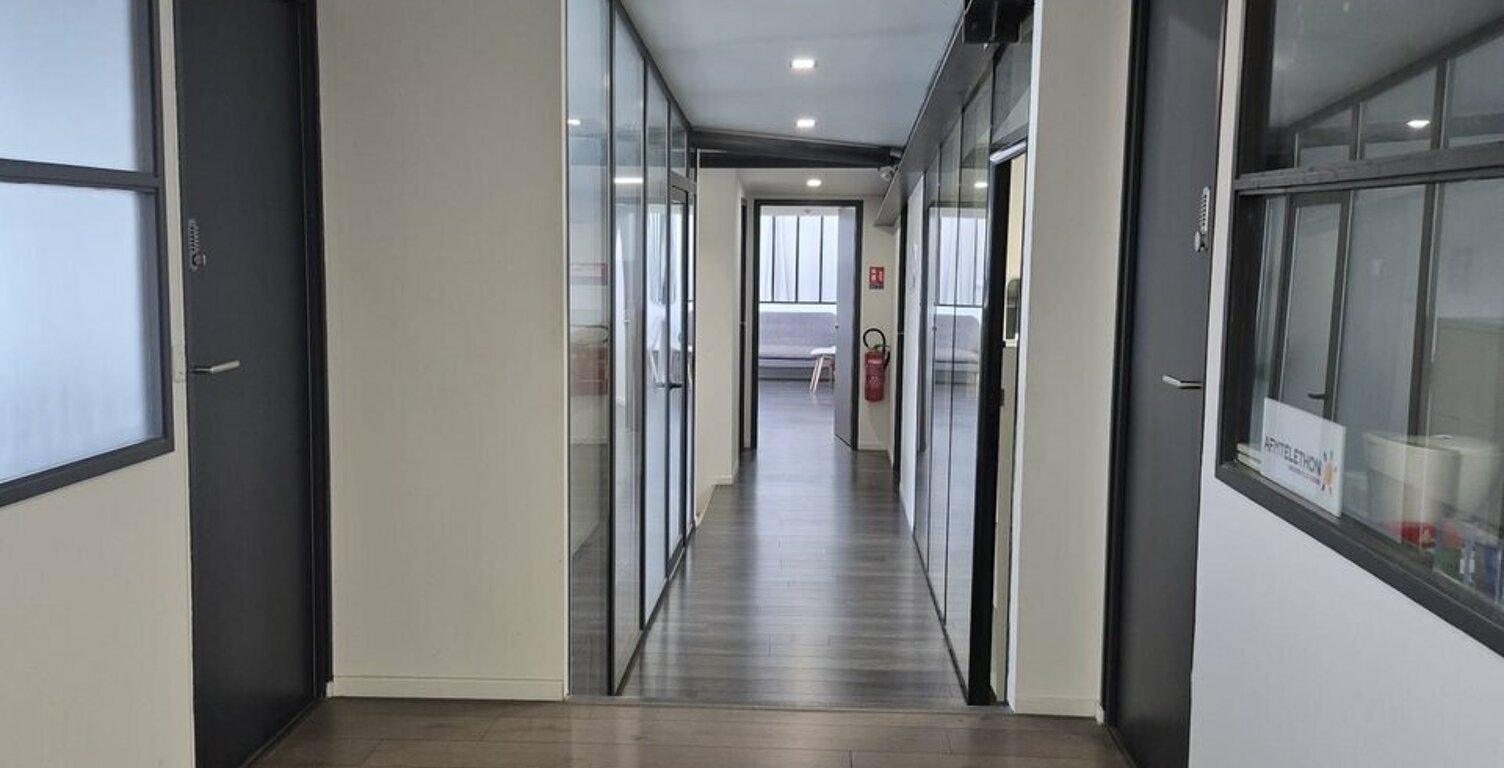 BUREAUX à LOUER — photo 1