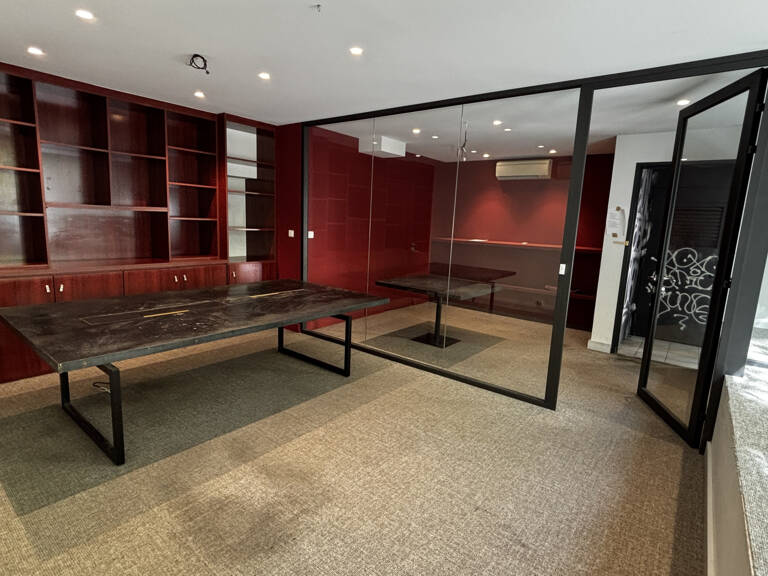 LOCAL COMMERCIAL AU BOULEVARD CHAVE 13004 AVEC GRANDE VITRINE. — photo 1