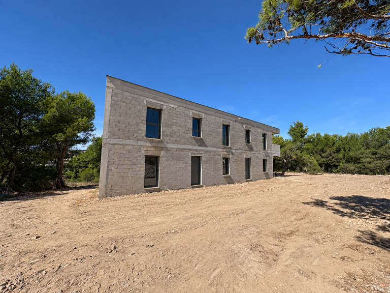 SEPTÈMES-LES-VALLONS - LOCAL PROFESSIONNEL NEUF DE 83.5M2 NEUF AVEC STATIONNEMENTS — photo 1