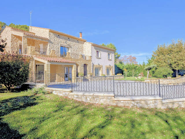 A 6 km d'Uzès, grande propriété familiale avec piscine et deux logements, un bien d'exception pour la location — photo du bien