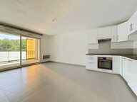 T3 LUMINEUX - CHATEAU-GOMBERT - TERRASSE PLEIN SUD - BOX FERMÉ — photo 2