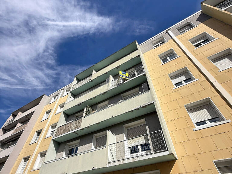 BOURGOIN-JALLIEU . Appartement T3 rénové avec balcon et cave. Proche gare, centre-ville et A43 — photo 1