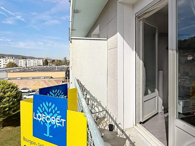 BOURGOIN-JALLIEU . Appartement T3 rénové avec balcon et cave. Proche gare, centre-ville et A43 — photo du bien