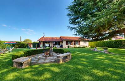 À VENDRE – Maison de plain-pied au calme avec grand terrain arboré — photo du bien