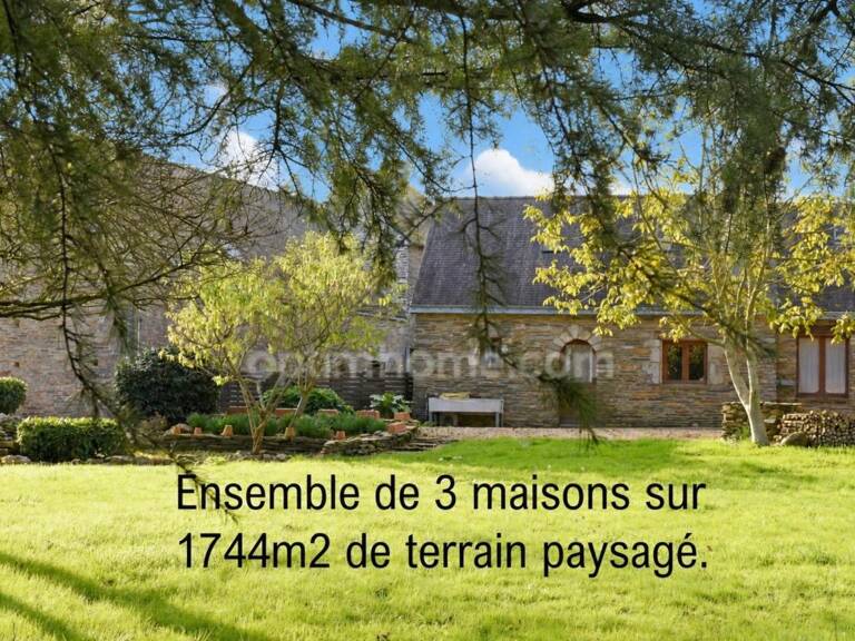 Ensemble immobilier en pierres sur vaste terrain paysagé — photo 1
