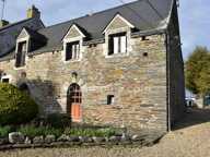 Ensemble immobilier en pierres sur vaste terrain paysagé — photo 2