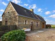 Ensemble immobilier en pierres sur vaste terrain paysagé — photo 3