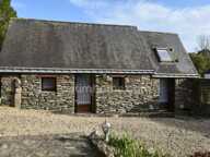Ensemble immobilier en pierres sur vaste terrain paysagé — photo 4